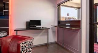 Econo Lodge Inn & Suites Enid South - 1