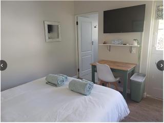 Garden Cottage and Single Private Room in Meadowridge, Constantia - 8
