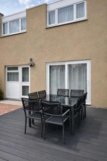 Stylish Five-Bedroom Home, Parking, Garden & WiFi - 8