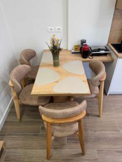 Dream Apartment 1 Bright and Stylish Family Retreat Near the Beach - 4