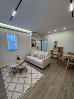 Dream Apartment 1 Bright and Stylish Family Retreat Near the Beach - 2