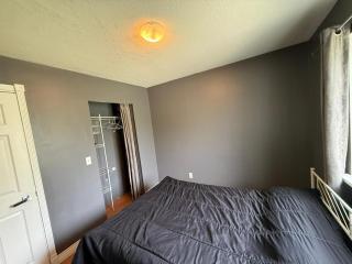 Cozy Private Queen Room King George Blvd - 7