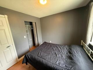 Cozy Private Queen Room King George Blvd - 3
