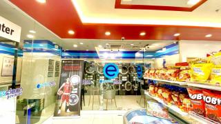 Red Residences Modern Apartment with City View in Makati - 8