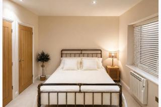 Contemporary Cottage - Sleeps 4 plus Patio - 3