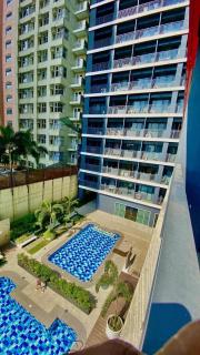 Red Residences Modern Apartment with City View in Makati - 1
