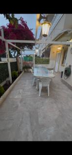 Apartamento bajo con terraza y piscina - 4