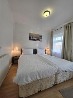 Spacious 3BR Home-Parkingx3, Fast WiFi, Swindon - 7