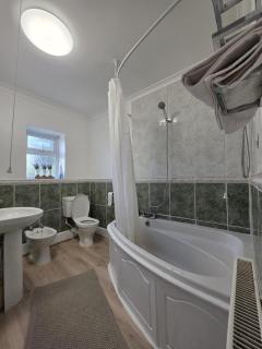 Spacious 3BR Home-Parkingx3, Fast WiFi, Swindon - 3
