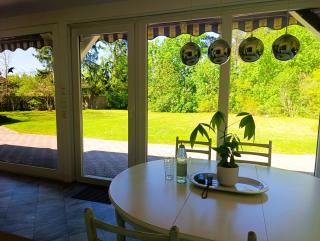 Helles Ferienhaus mit Kamin & idyllischen Garten - 2