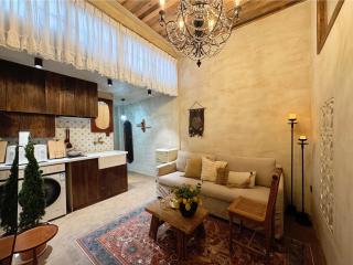 Vintage Shanghai Lane House Loft with French Country Vibe near Wukang Building and Julu Road - 4