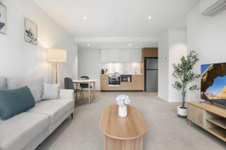 Marina-View 1-Bed Apartment in Docklands - 0