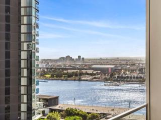 Marina-View 1-Bed Apartment in Docklands - 9