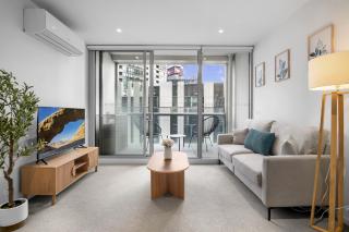 Marina-View 1-Bed Apartment in Docklands - 8