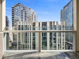 Marina-View 1-Bed Apartment in Docklands - 6
