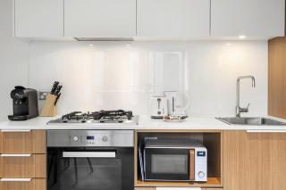 Marina-View 1-Bed Apartment in Docklands - 5
