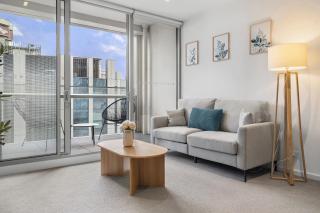 Marina-View 1-Bed Apartment in Docklands - 3