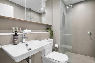 Marina-View 1-Bed Apartment in Docklands - 2
