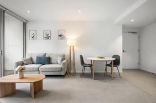 Marina-View 1-Bed Apartment in Docklands - 1
