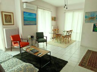 Laura' s, comfy apt in Piraeus centre! - 9