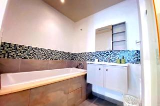 Spacious Two-Bedroom Apartment by the Beach - 8