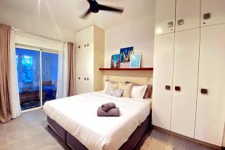Spacious Two-Bedroom Apartment by the Beach - 7
