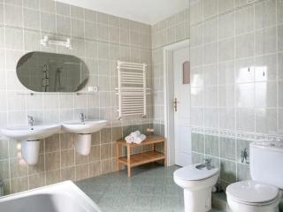 Duży Apartament z Ogródkiem i Parkingiem by Noclegi Renters - 4