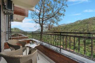ELIVAAS Panchvati Veloraa Pet-Friendly 6-BHK Apartment with Panoramic Views & Outdoor Seating - 8