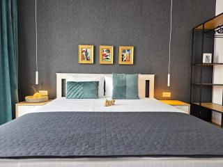 Victory Home 2-Room Apartment, Balcony & Parking - 2