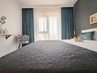 Victory Home 2-Room Apartment, Balcony & Parking - 1