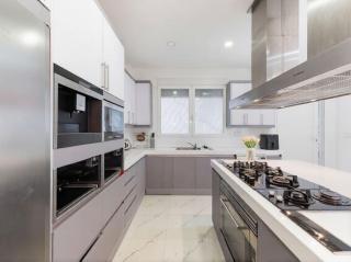 Huge modern home in Valencia city - 3 bedrooms, 2 bathrooms - sleeps 9 - 7