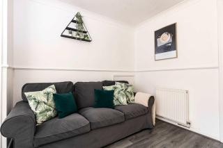 3-Bed House Near City Parking Sleeps 5 - 4