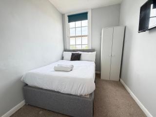 Affordable 6 Bed House Near Chatham Train Station - 8