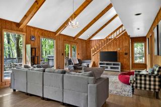 Huge Cabin w Hot Tub, Deck, Grill, Fire Pit, WiFi - Berkeley Springs - 4