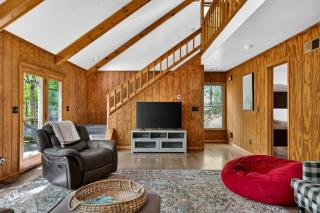 Huge Cabin w Hot Tub, Deck, Grill, Fire Pit, WiFi - Berkeley Springs - 1