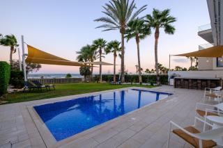 On-the-Sand Beachfront Villa - Pool & Rooftop Jacuzzi - Oroklini - 0