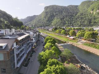 Zhangjiajie Riverside Hotel -Near Forest Park EastGate about 10 Min Walk - English Butler, Free Luggage Storage, Tour Plan -reserve tickets for various scenic spots-Self-Service Laundry - 5