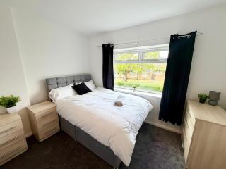 Rochester House -3 bedrooms Work stays - 5