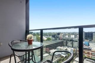 Luxury 2 Bedroom CBD Apartment in EQ Tower with Pool, Sauna and Gym - 9