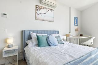 Luxury 2 Bedroom CBD Apartment in EQ Tower with Pool, Sauna and Gym - 3