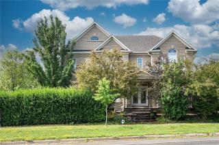 Walkout Basement Garden Apartment Private Entrance 1BR & Den - 6