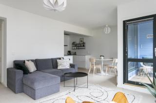 Cozy 60m2 1BR home with Balcony by Central Station - 9