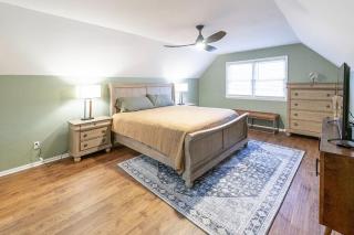 Spacious Retreat 4 BR, Huge Yard, Deck - 1