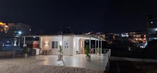 Cozy White House - Near Beach Private Jacuzzi - 1