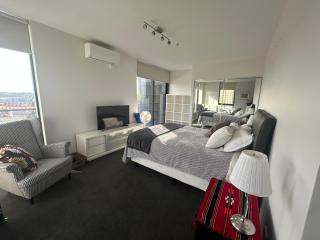 North Melbourne Penthouse Living w Panoramic Views - 8