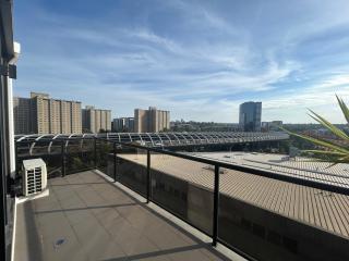 North Melbourne Penthouse Living w Panoramic Views - 2