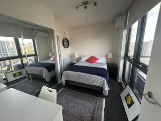 North Melbourne Penthouse Living w Panoramic Views - 1