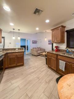 Stylish one bedroom apartment with full kitchen - 5