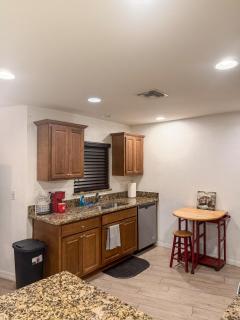 Stylish one bedroom apartment with full kitchen - 1