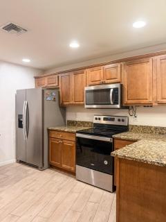 Stylish one bedroom apartment with full kitchen - 6